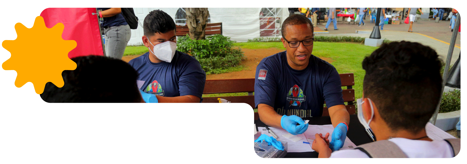 Voluntarios de AHF Panamá realizando prueba rápida de VIH gratuita.